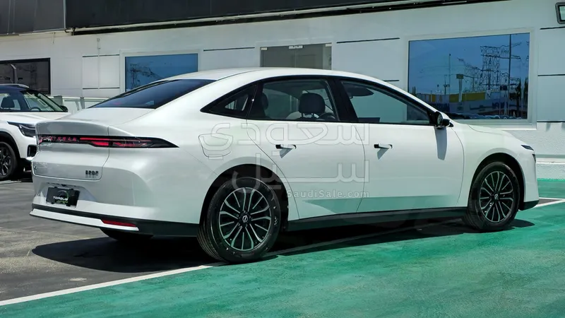 2025 نيسان ماكسيما