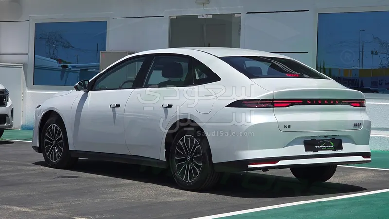 2025 نيسان ماكسيما