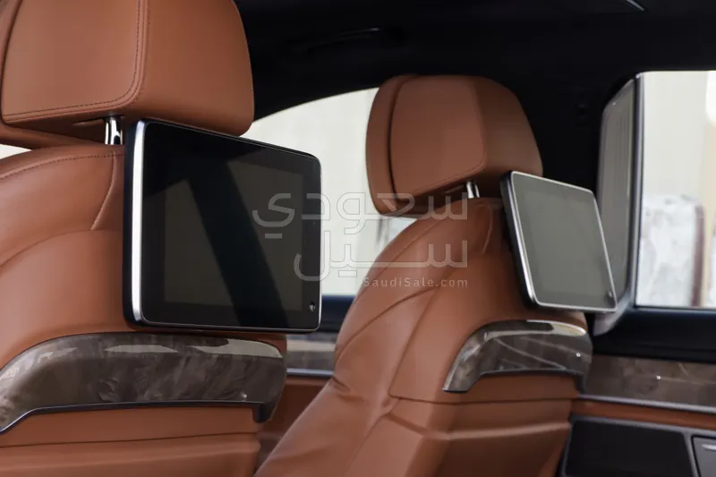 2020 بي ام دبليو الفئة السابعة 730 إل أي