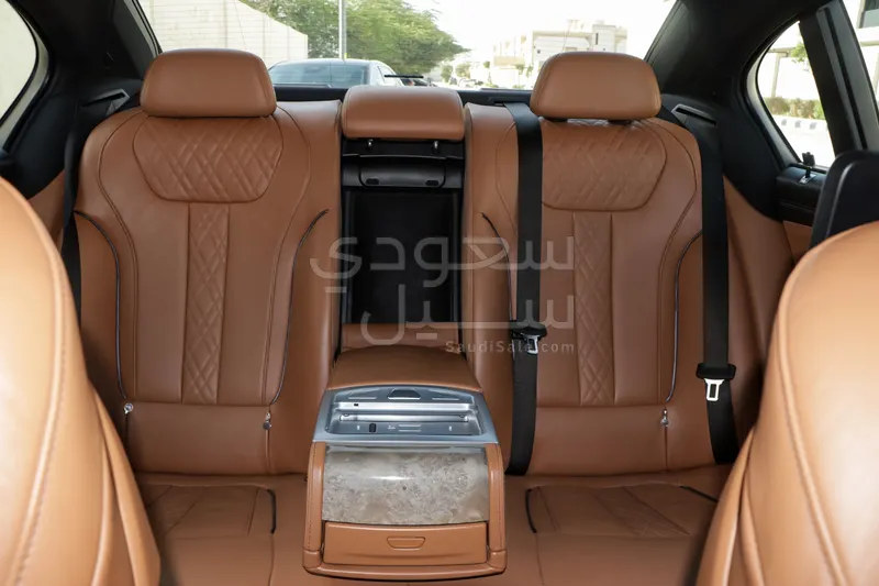 2020 بي ام دبليو الفئة السابعة 730 إل أي