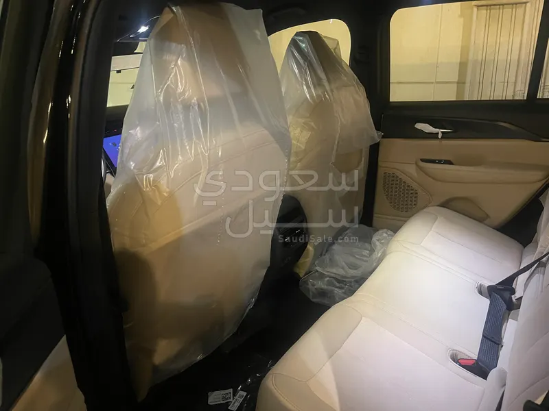 2025 جييب جراند شيروكي لاريدو