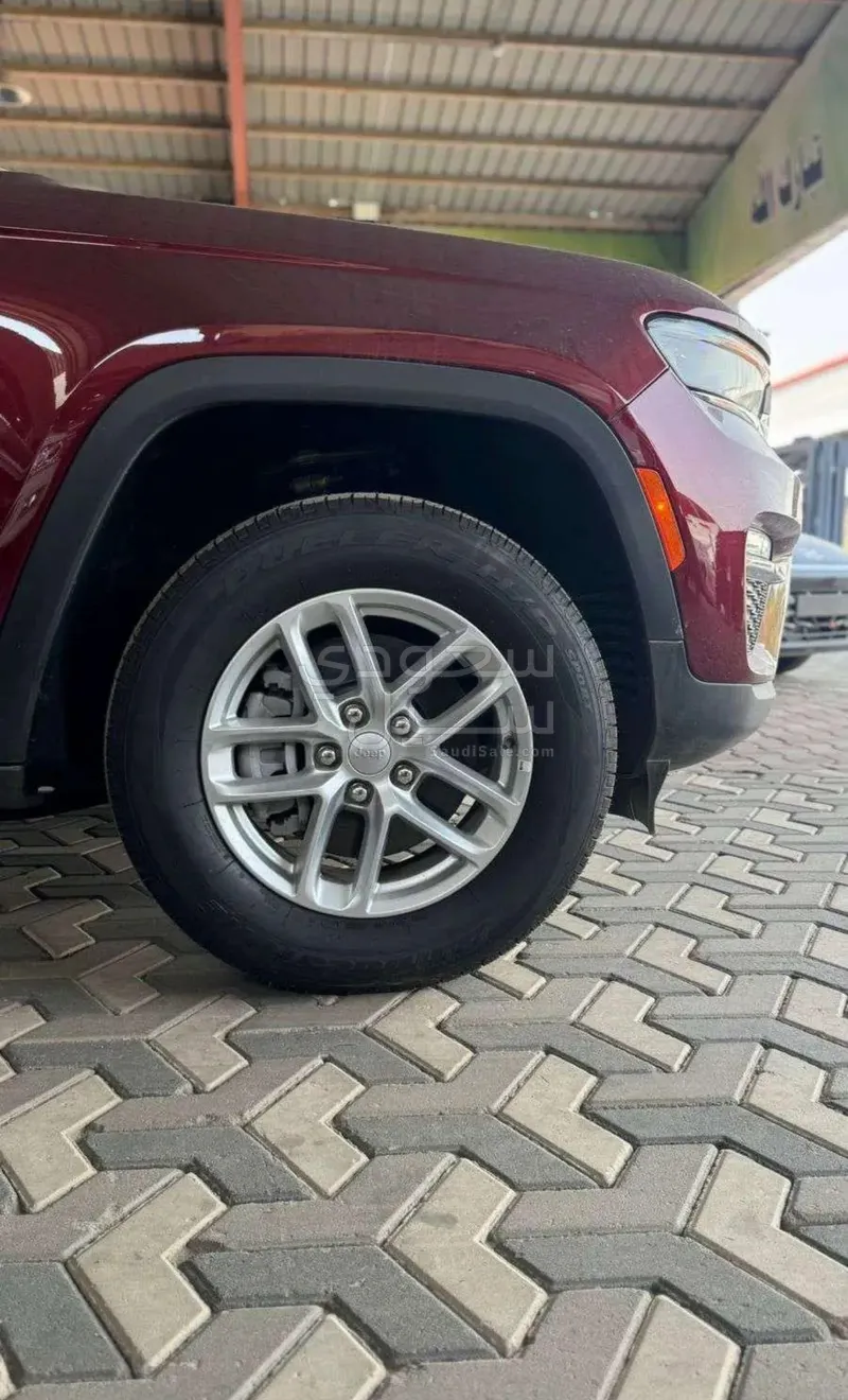 2025 جييب جراند شيروكي لاريدو