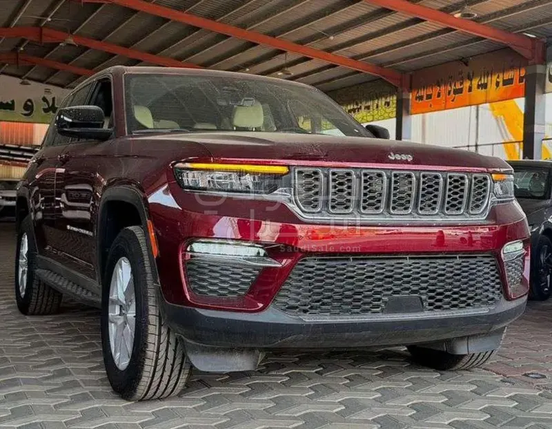 2025 جييب جراند شيروكي لاريدو