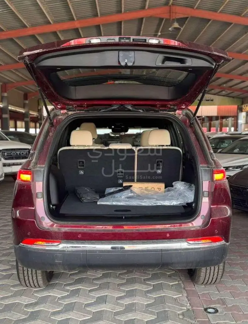 2025 جييب جراند شيروكي لاريدو