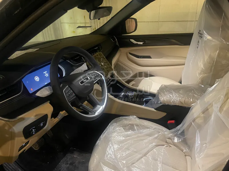 2025 جييب جراند شيروكي لاريدو