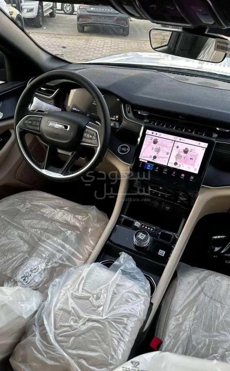 2025 جييب جراند شيروكي لاريدو