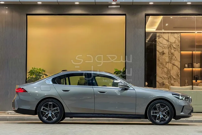 2026 بي ام دبليو الفئة الخامسة 520 أي