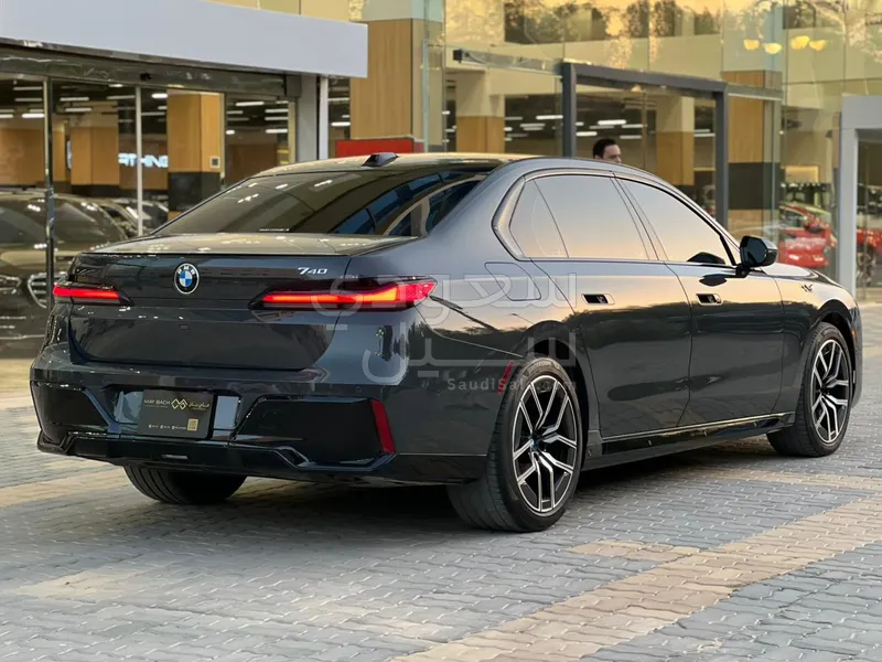 2023 BMW 7 Series 740i