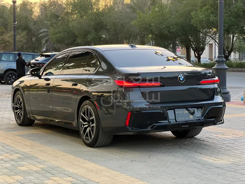 2023 BMW 7 Series 740i