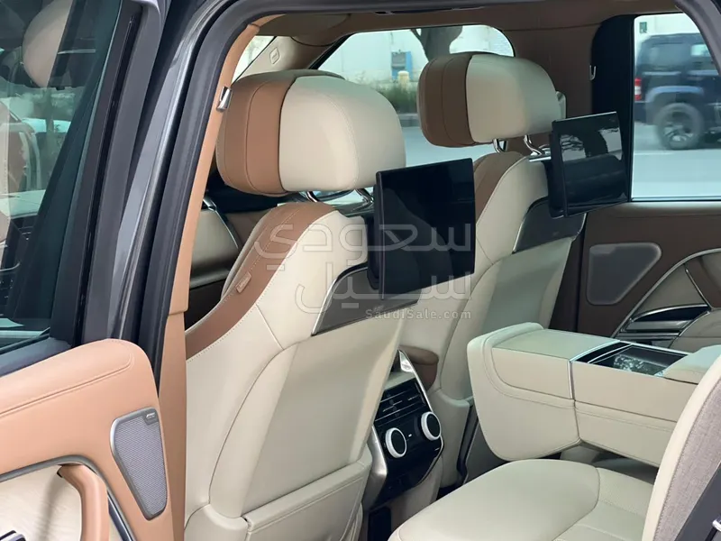 2025 لاند روفر رينج روفر اس في اوتوبيوغرافي