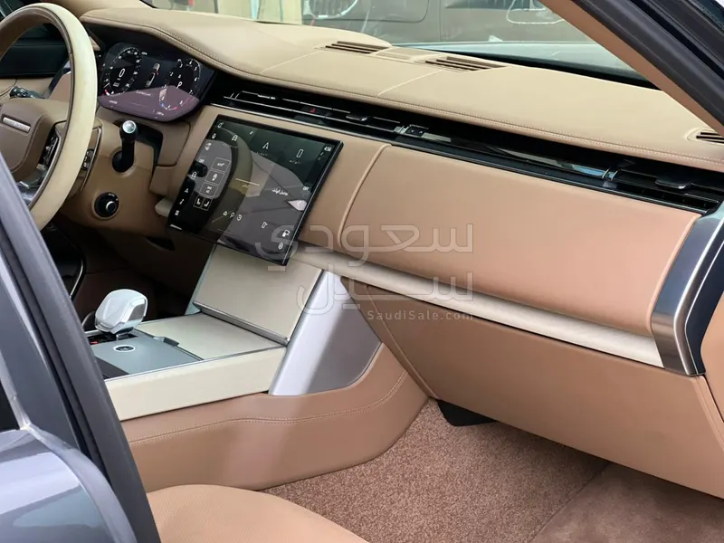 2025 لاند روفر رينج روفر اس في اوتوبيوغرافي