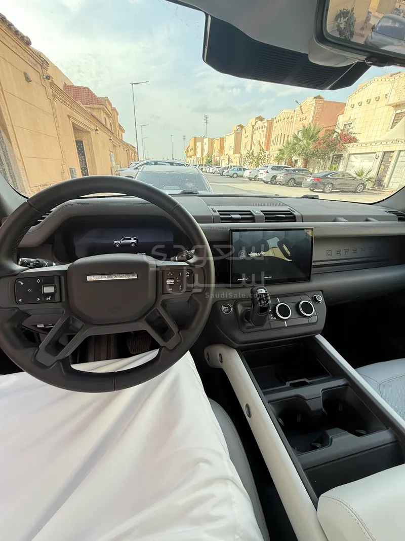 2025 لاند روفر ديفيندر 110