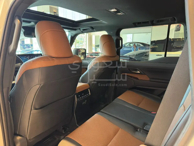 2024 لكزس جي إكس 550