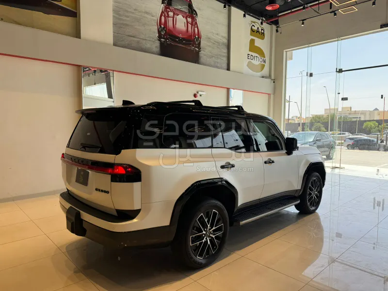 2024 لكزس جي إكس 550