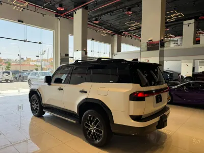 2024 لكزس جي إكس 550