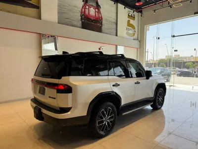 2024 لكزس جي إكس 550