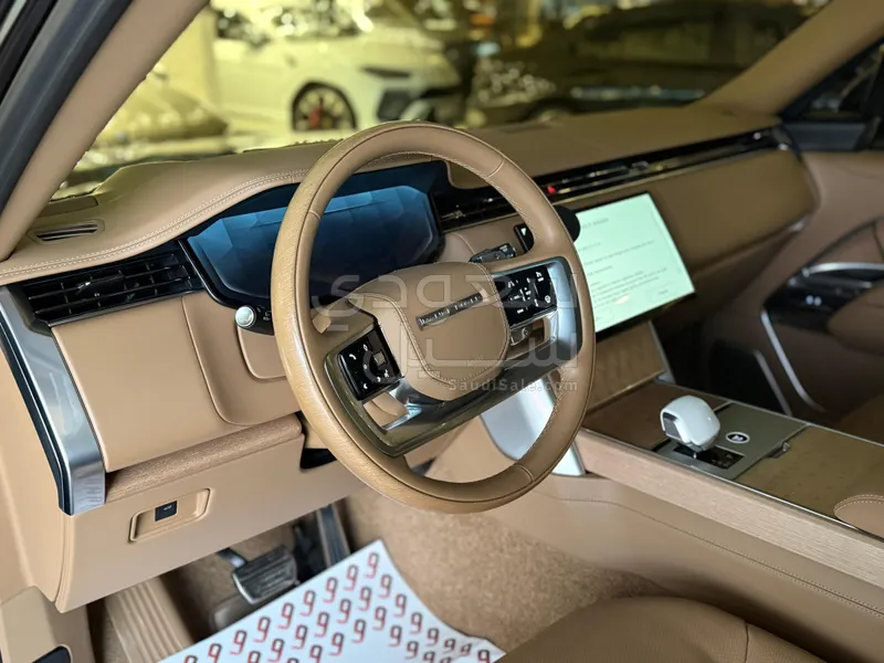 2024 لاند روفر رينج روفر اس في اوتوبيوغرافي