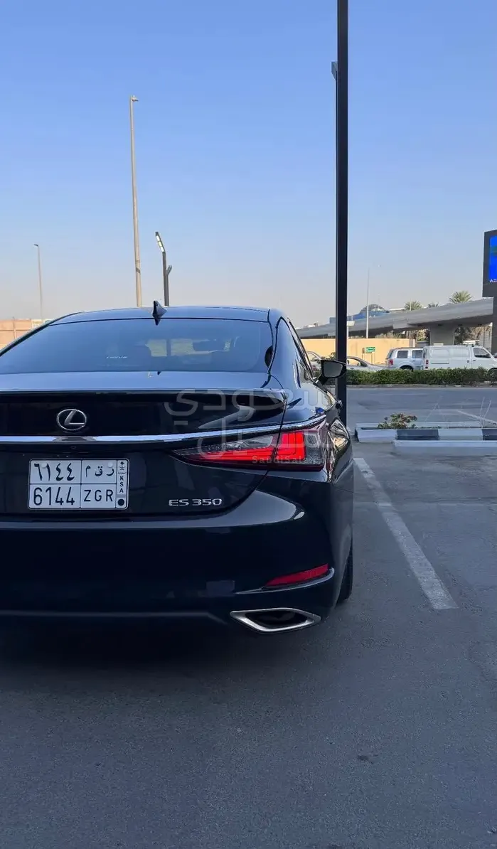 2023 لكزس إي إس 350