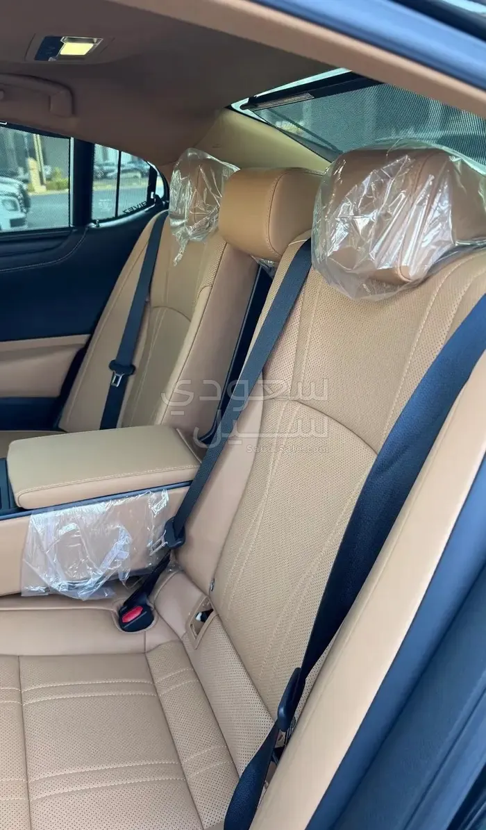 2023 لكزس إي إس 350