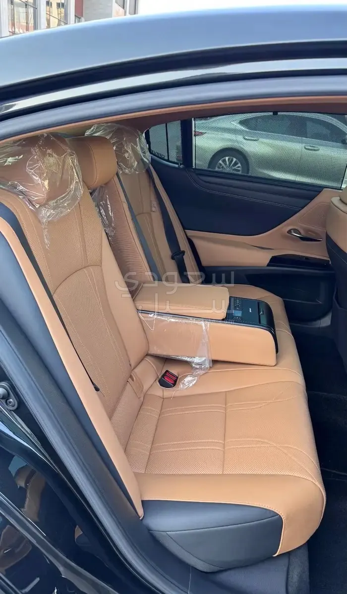 2023 لكزس إي إس 350