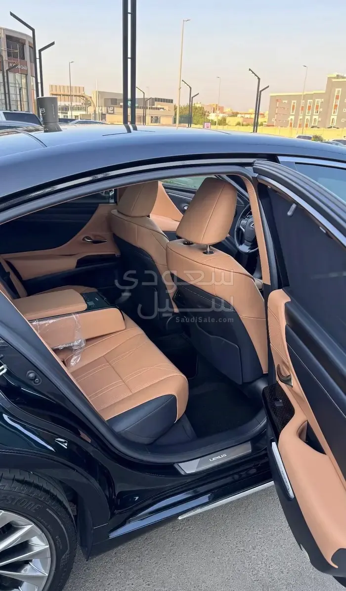 2023 لكزس إي إس 350