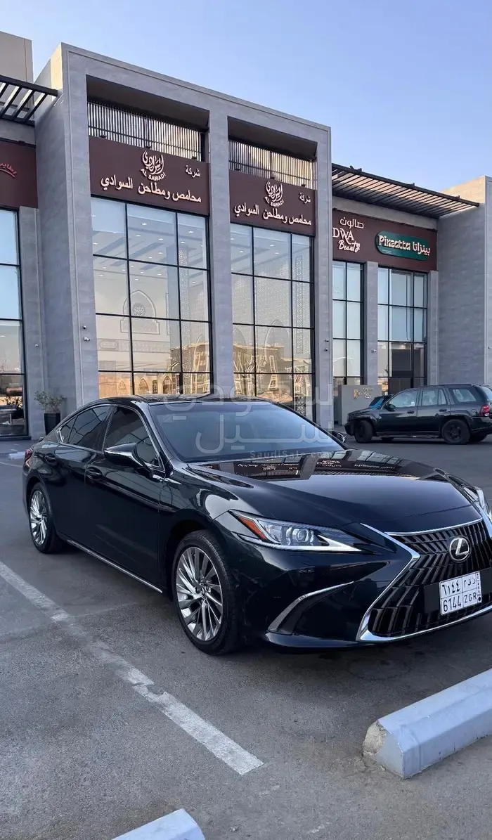 2023 لكزس إي إس 350