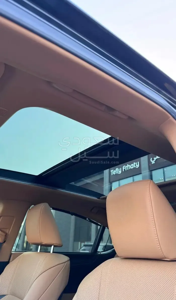 2023 لكزس إي إس 350