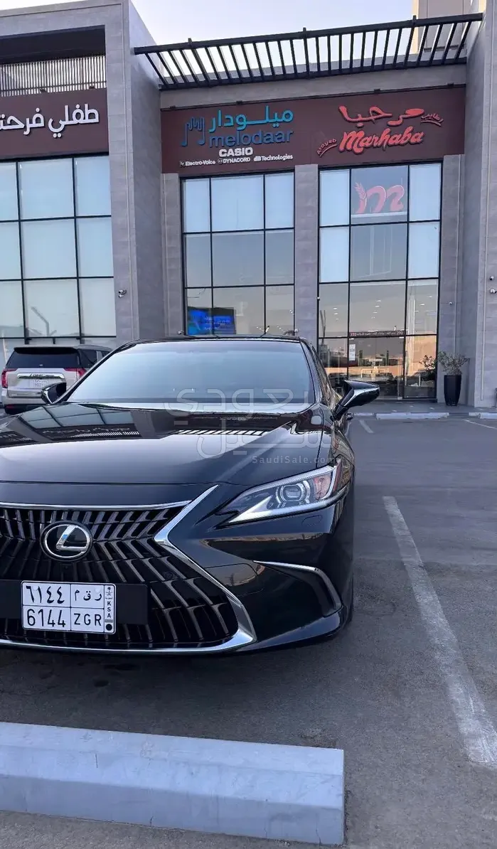 2023 لكزس إي إس 350