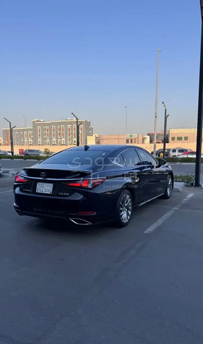 2023 لكزس إي إس 350