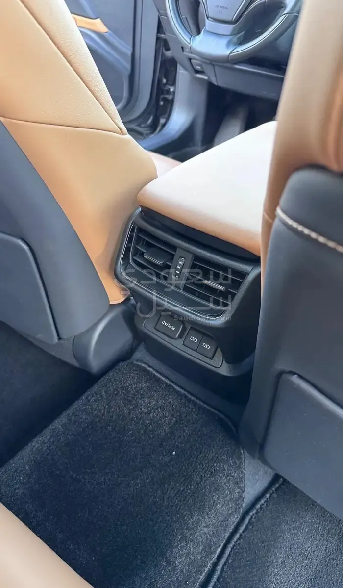 2023 لكزس إي إس 350