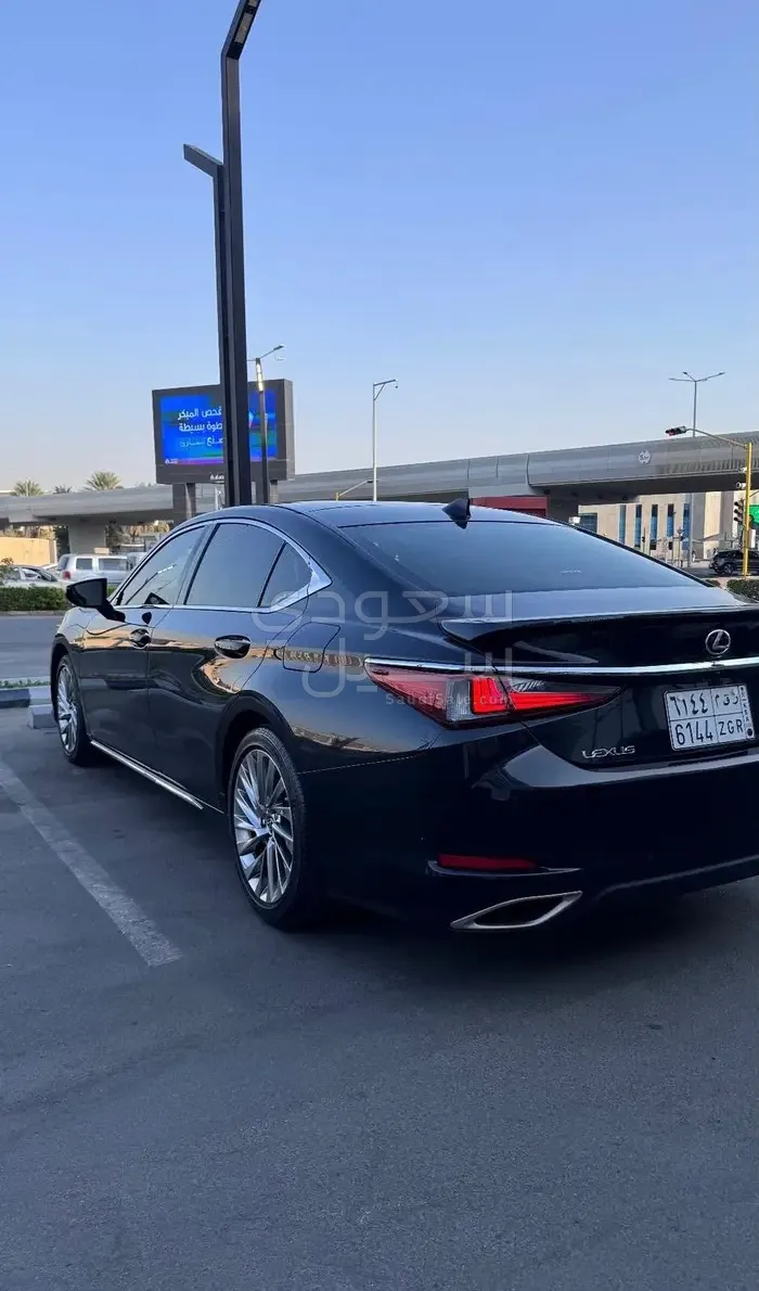 2023 لكزس إي إس 350