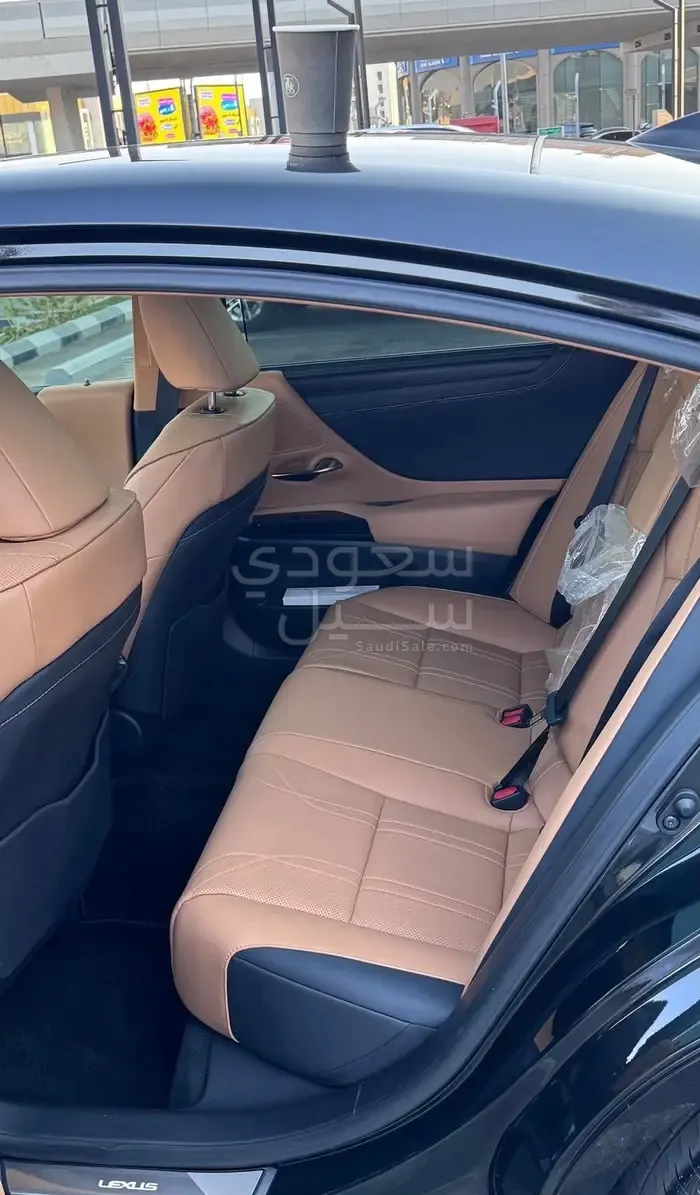2023 لكزس إي إس 350