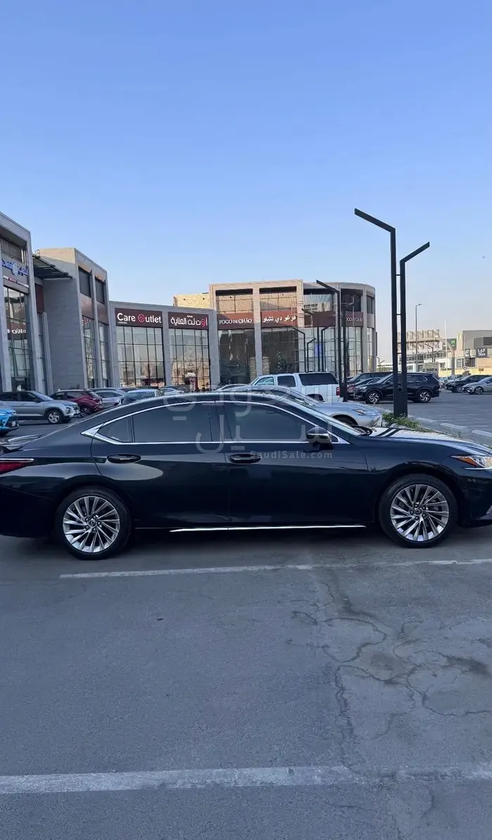 2023 لكزس إي إس 350