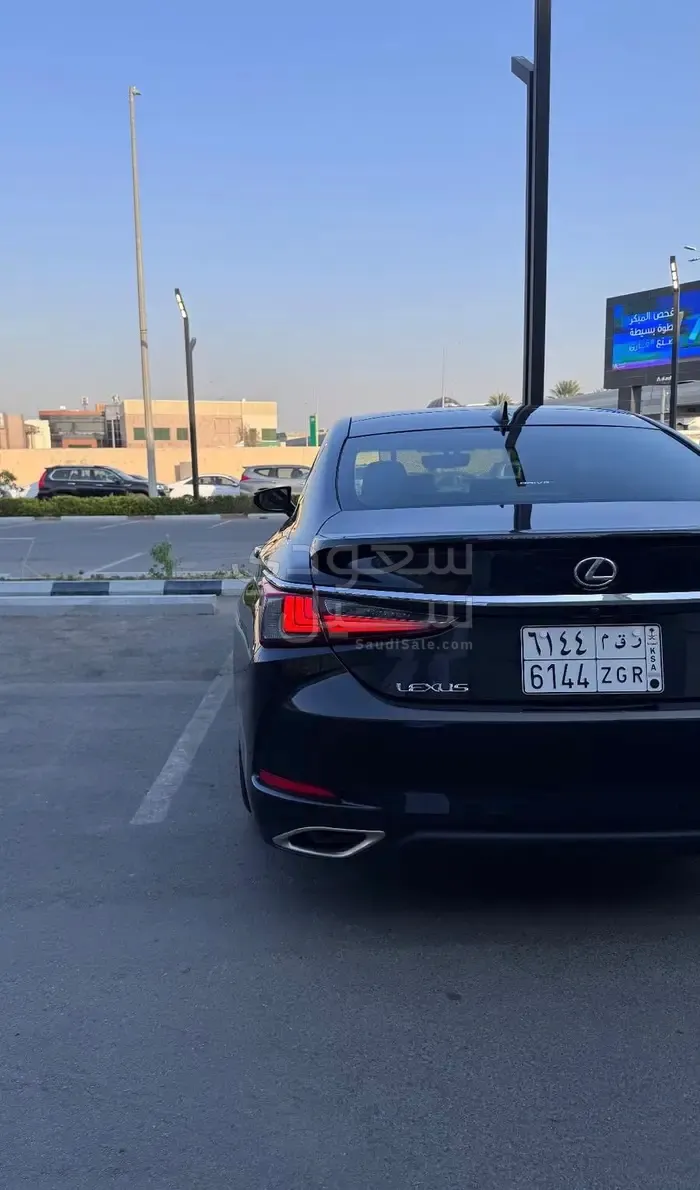2023 لكزس إي إس 350