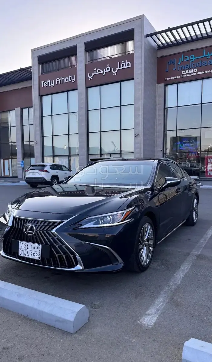 2023 لكزس إي إس 350