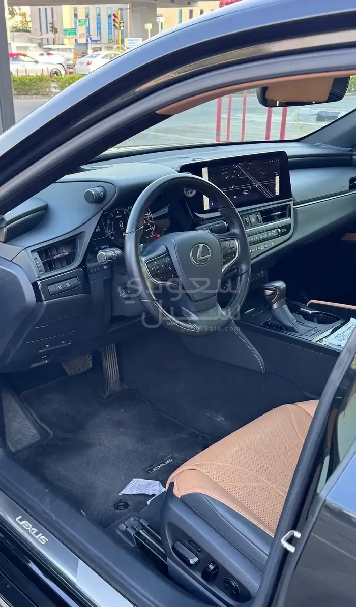 2023 لكزس إي إس 350