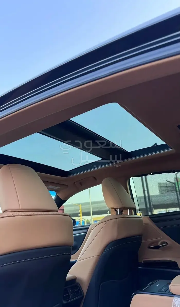 2023 لكزس إي إس 350