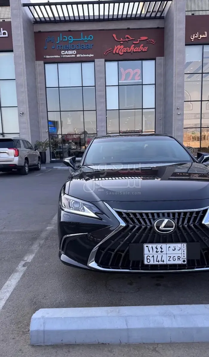 2023 لكزس إي إس 350