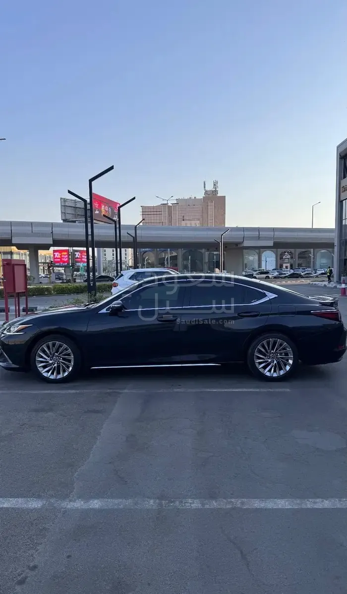 2023 لكزس إي إس 350