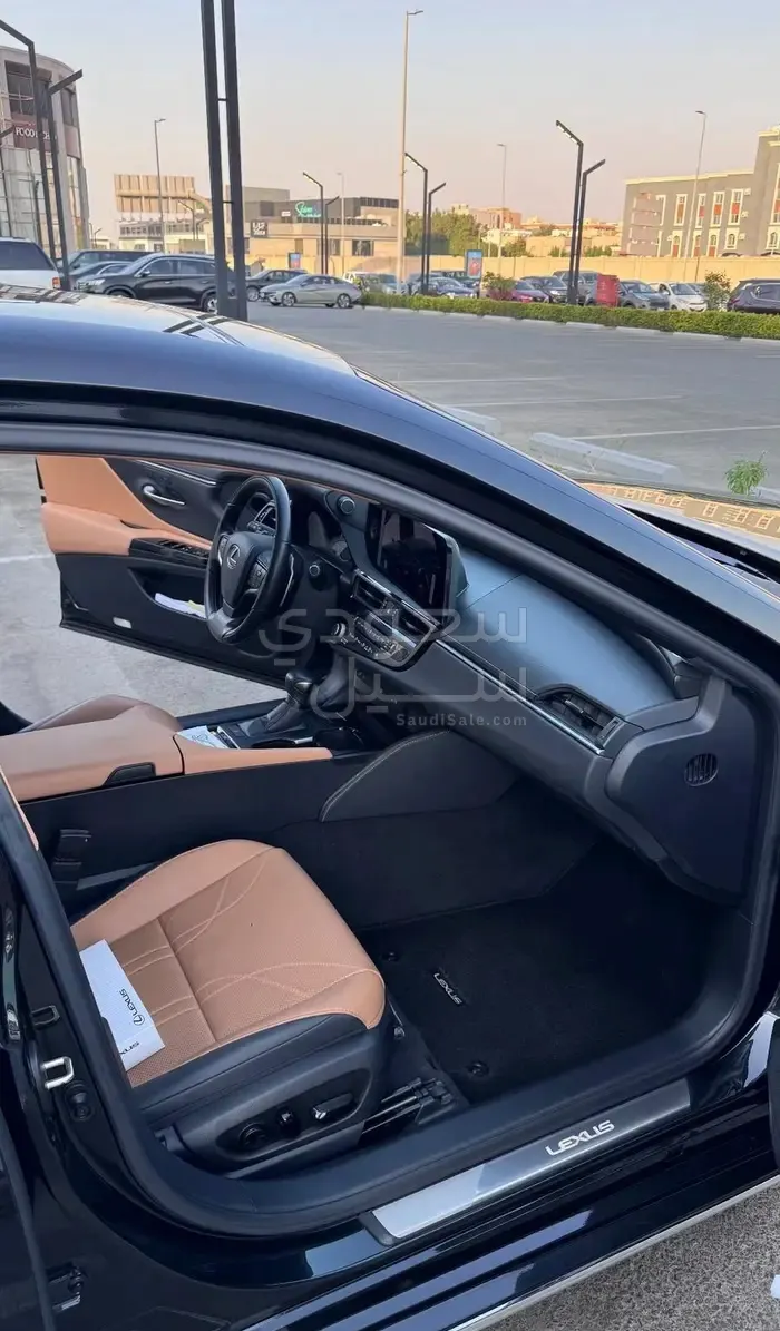 2023 لكزس إي إس 350