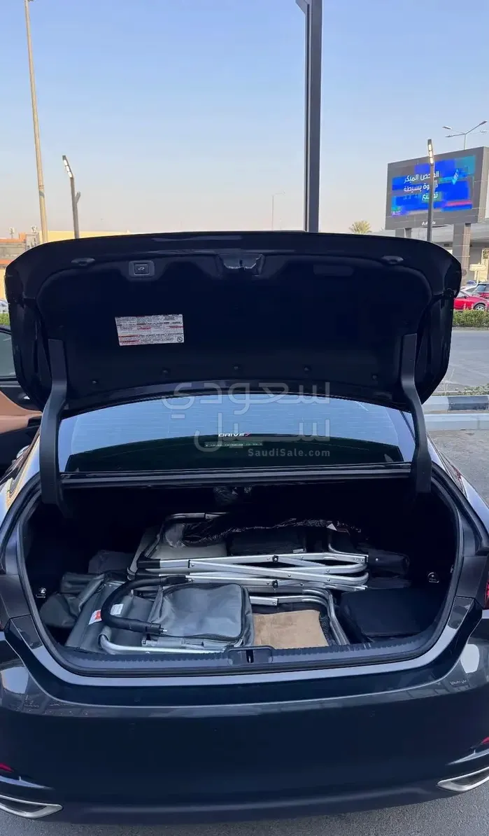 2023 لكزس إي إس 350