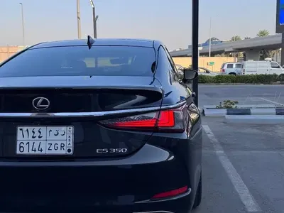 2023 لكزس إي إس 350