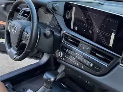 2023 لكزس إي إس 350