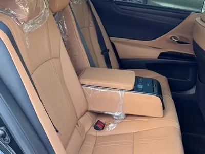 2023 لكزس إي إس 350