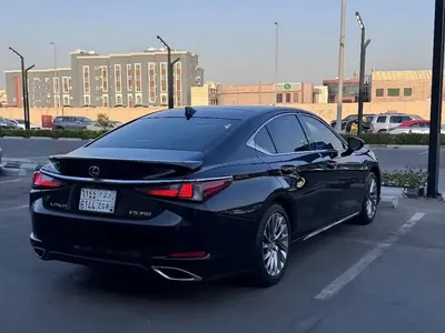 2023 لكزس إي إس 350