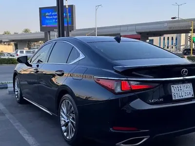 2023 لكزس إي إس 350