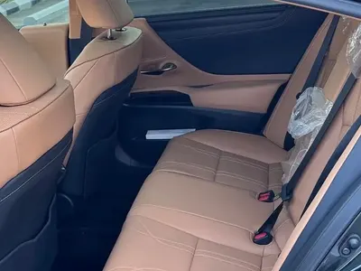 2023 لكزس إي إس 350