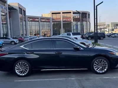 2023 لكزس إي إس 350