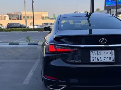 2023 لكزس إي إس 350