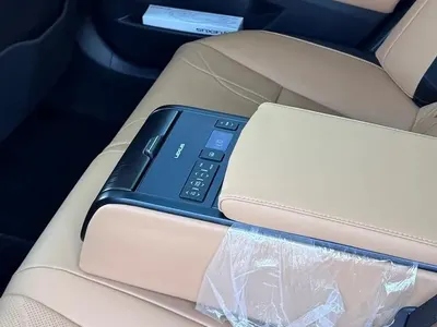 2023 لكزس إي إس 350